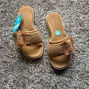 NWT Reef sandals